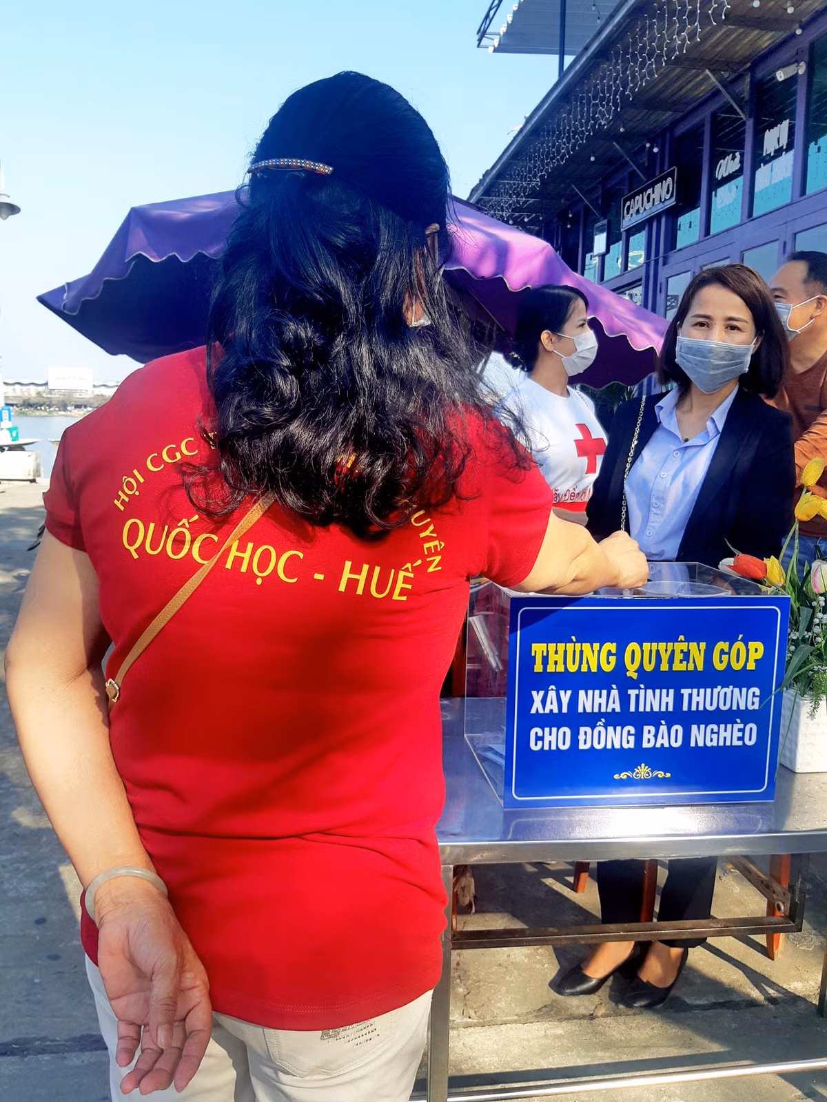 Ông Hải cho biết thêm, số tiền sau đó sẽ được kiểm đếm, công khai trên Facebook trước khi một nửa số tiền được chuyển thẳng ra cho Uỷ ban Mặt trân Tổ quốc Việt Nam huyện Mèo Vạc và một nửa để lại Huế để 2 huyện triển khai xây dựng nhà tình thương với số tiền 60 triệu đồng/căn cho bà con nghèo H'Mông, Pa Kô... Đích thân ông sẽ giám sát việc xây nhà và công khai trên Facebook.