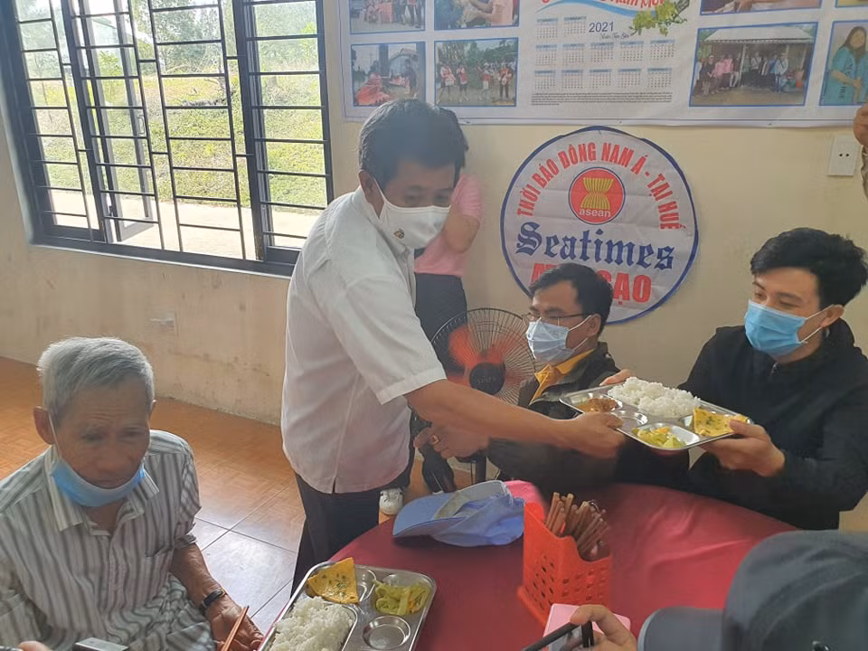 Một du học sinh người Lào đến quán cơm 5.000 để ăn trưa chia sẻ: "Đây là lần đầu tiên em đến quán cơm 5.000 để ăn trưa và được một người đặc biệt như ông Đoàn Ngọc Hải phục vụ, em rất hạnh phúc và cảm ơn ông".