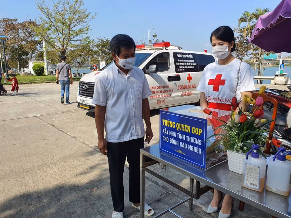 Ông Đoàn Ngọc Hải cho biết, trong chuyến đi ở Huế, ông nảy ra ý tưởng là những người đến giao lưu, ủng hộ thì không mua sữa đặc nữa, thay vào đó, mỗi người ủng hộ 50.000 đồng cho vào một cái thùng.