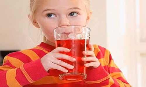 Soda. Trong nước soda có chứa nhiều axit hơn bất cứ thực phẩm tự nhiên nào, và chúng có thể gây hại cho các van kết nối dạ dày và thực quản. Đồng thời, chất cacbonat trong soda cũng làm tăng áp lực trong dạ dày, dẫn đến viêm, loét và đau dạ dày. 