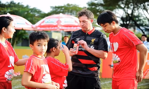 Ông Robbie Fowler trực tiếp huấn luyện kỹ năng đá bóng cho các cầu thủ nhí Việt Nam.