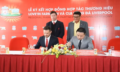 Đại diện của Câu Lạc Bộ (CLB) Bóng Đá Liverpool và đại diện của nhãn hàng Love’in Farm KUN tại buổi ký kết ngày 17/12/2014