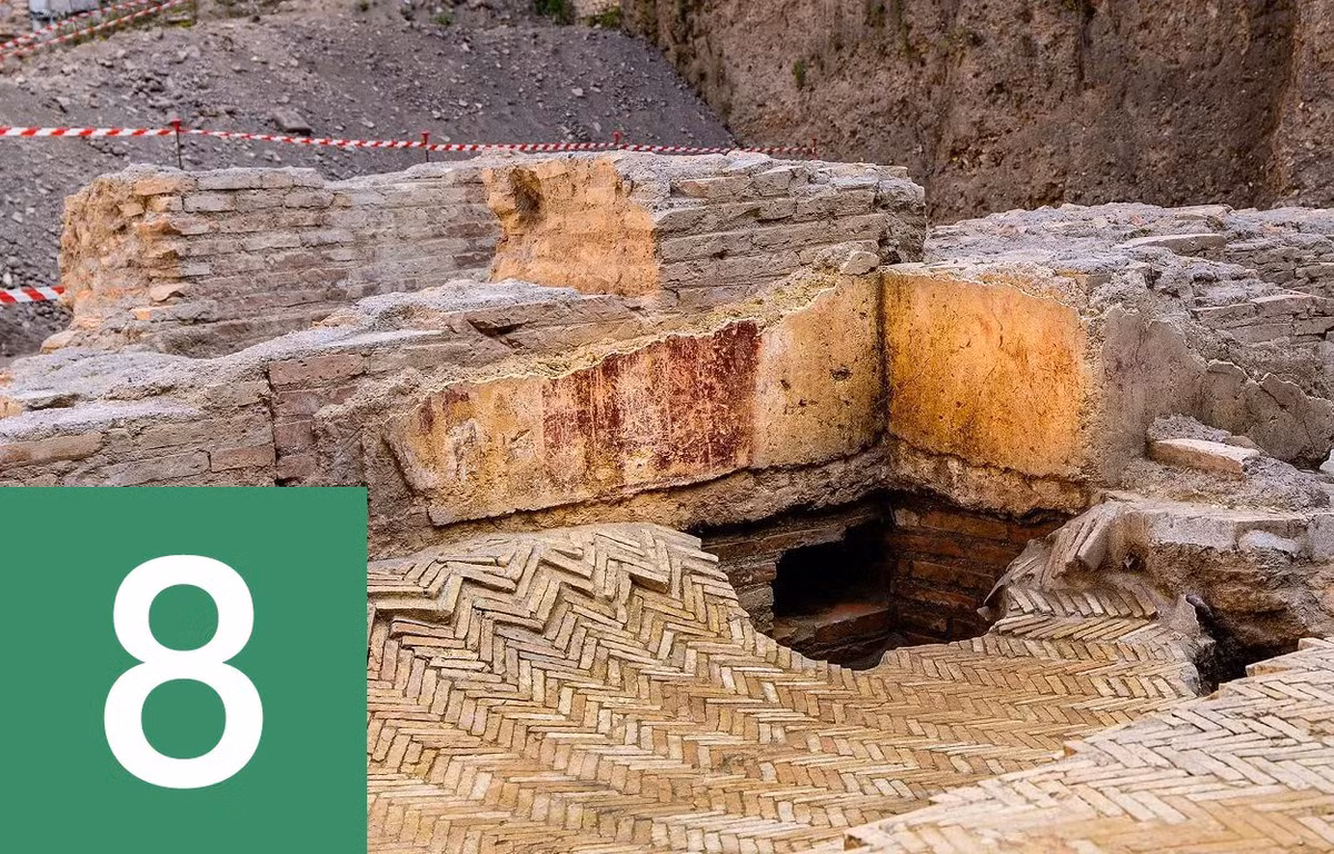  8. Tàn tích của nhà hát của Nero bạo chúa được tìm thấy ở Rome. Các cuộc khai quật do các chuyên gia Italia tiến hành đã làm phát lộ phần còn lại của Theatrum Neroni, một nhà hát tư nhân được hoàng đế Nero xây dựng ở kinh thành Rome thời ông trị vì đế chế La Mã. Đây có thể là nơi ông chứng kiến trận hỏa hoạn lớn vào năm 64 SCN.