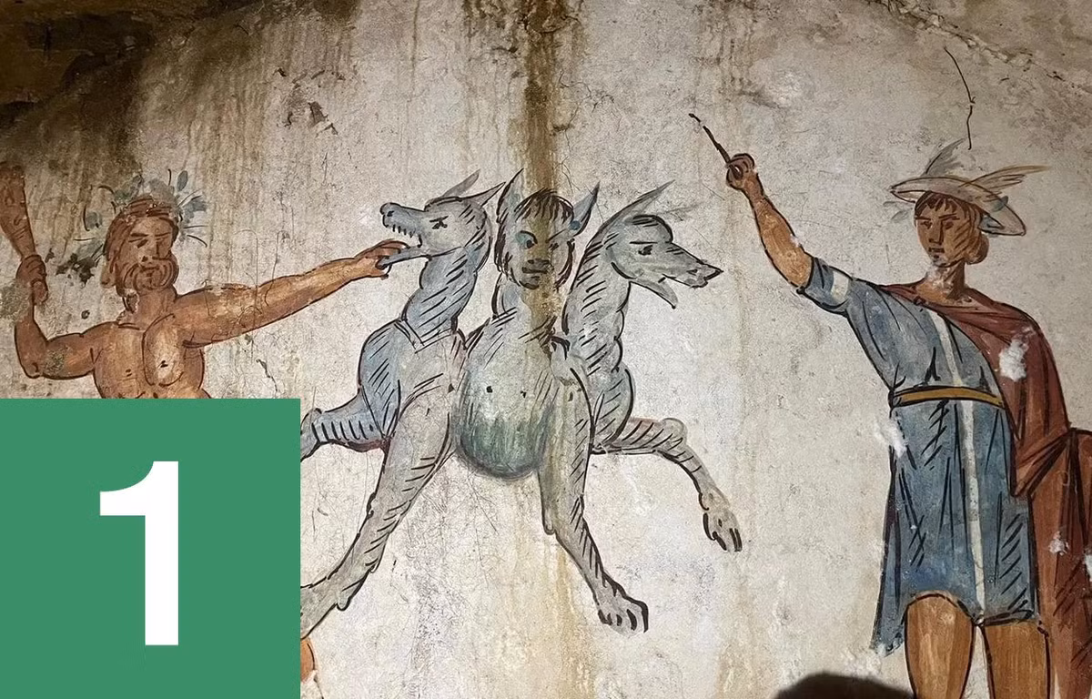  1. “Ngôi mộ của Cerberus”. Các nhà khảo cổ đã phát hiện ra một ngôi mộ được bảo tồn đặc biệt có chứa những bức bích họa ở đô thị Giugliano ở Campania, Italia. Bức bích họa đáng chú ý nhất ở khu mộ này mô tả Cerberus - con chó ba đầu trong thần thoại Hy Lạp cổ đại.