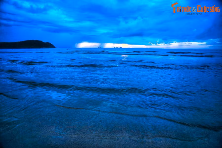 Vào đầu thế kỷ 20, bãi biển Sa Huỳnh bỗng chốc trở thành một địa điểm khảo cổ học tầm vóc thế giới, khi đây là nơi phát lộ văn hóa Sa Huỳnh, một trong ba nền văn hóa lớn nhất Việt Nam thời tiền sơ sử.