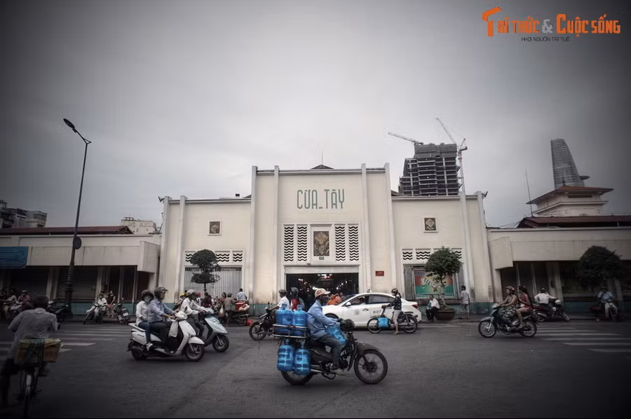 Năm 1894, Toàn quyền Đông Dương De Lanessan ký sắc lệnh yêu cầu chính quyền thành phố Sài Gòn làm năm dự án: lập Sở Cấp thủy, xây một nhà hát lớn, xây tòa thị chính, dựng chợ trung tâm và chỉnh trang đầm Boresse sao cho hợp vệ sinh.