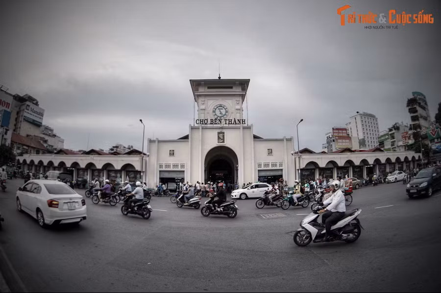 Nhiều người sẽ không khỏi ngạc nhiên khi biết về lịch sử của khu đất này trước khi chợ được xây dựng. Câu chuyện được kể lại trong sách "Gia Định là nhớ, Sài Gòn là thương 2" của tác giả Cù Mai Công / First News (NXB Tổng hợp TP HCM).