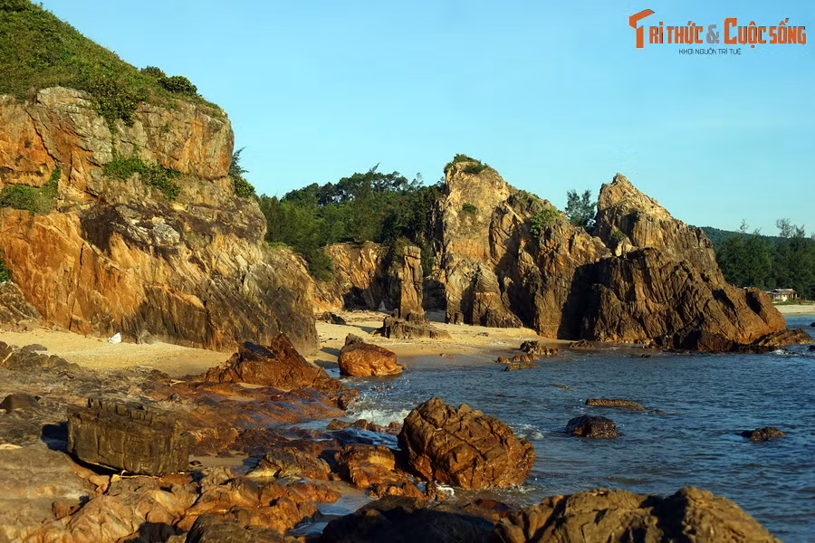 Những tảng đá ở nơi đây có đủ mọi kích thước, hình dạng vô cùng độc đáo như muốn đánh đố trí tưởng tượng của con người.
