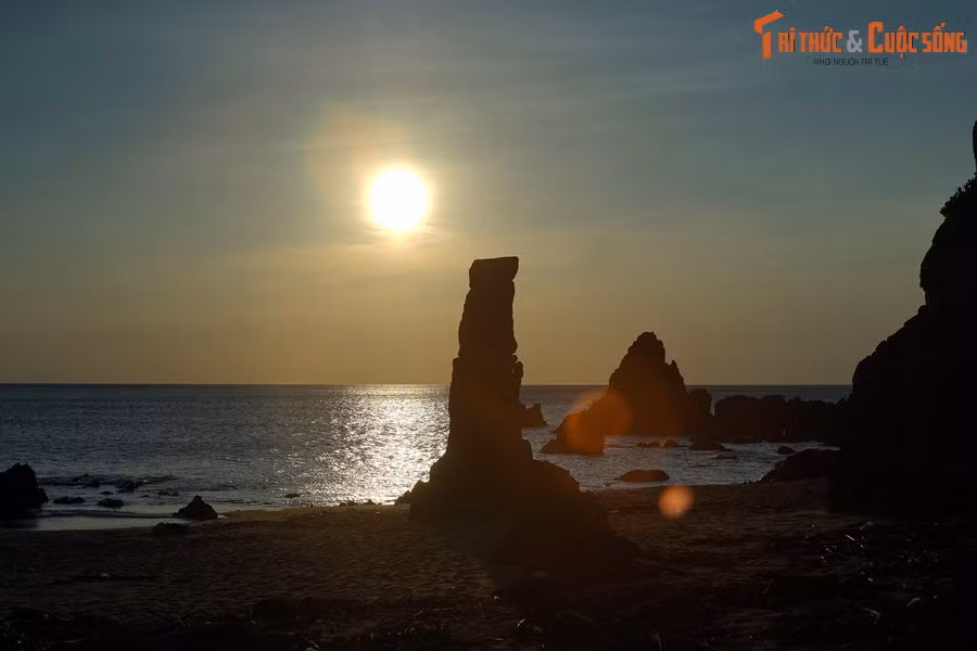 Vào thời điểm này, Mặt Trời vừa nhô lên từ đường chân trời, chiếu thẳng vào bãi đá. Đường nét kỳ thú của từng khối đá sẽ trở nên nổi bật khi nhìn ngược sáng.