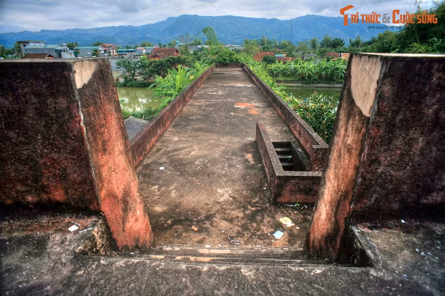 Tương truyền, 3 vạn gốc tre gai đã được đem từ miền Tây Thanh Hóa lên để trồng làm vật cản, tăng khả năng phòng thủ của tòa thành. Thành được xây chắc chắn đến nức, trên mặt thành ngựa, voi có thể đi lại được.