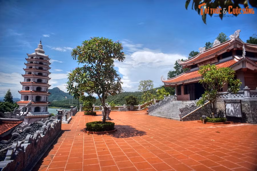 Để tri ân các anh hùng liệt sỹ đã hy sinh anh dũng tại bến phà, tháng 7/2013, Đền tưởng niệm liệt sĩ Trường Sơn bến phà Long Đại đã được khởi công. Công trình hoàn thành sau hai năm thi công.