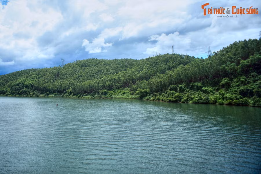 Bến phà Long Đại cũng nằm trên tuyến đường Hồ Chí Minh huyền thoại. Cụ thể hơn là ở Km 1004 + 810, thuộc nhánh Đông của đường. Đây là nơi quân và dân ta đã từng trải qua những năm tháng chiến đấu oanh liệt, vận chuyển từng chuyến xe tải lương thực, thực phẩm, vũ khí chiến đấu từ miền Bắc vào miền Nam.