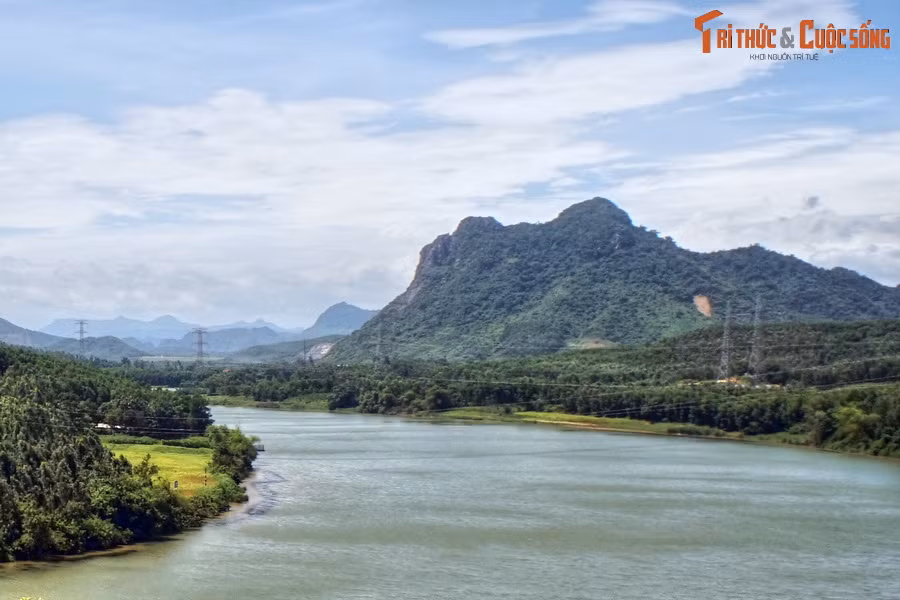 Dòng sông này bắt nguồn từ dãy Trường Sơn và chảy theo hướng Đông Bắc. Tổng chiều dài của sông là 77 km. Hai bên bờ sông có cảnh quan hoang sơ, kỳ vĩ với nhiều đồi núi và rừng nguyên sinh.