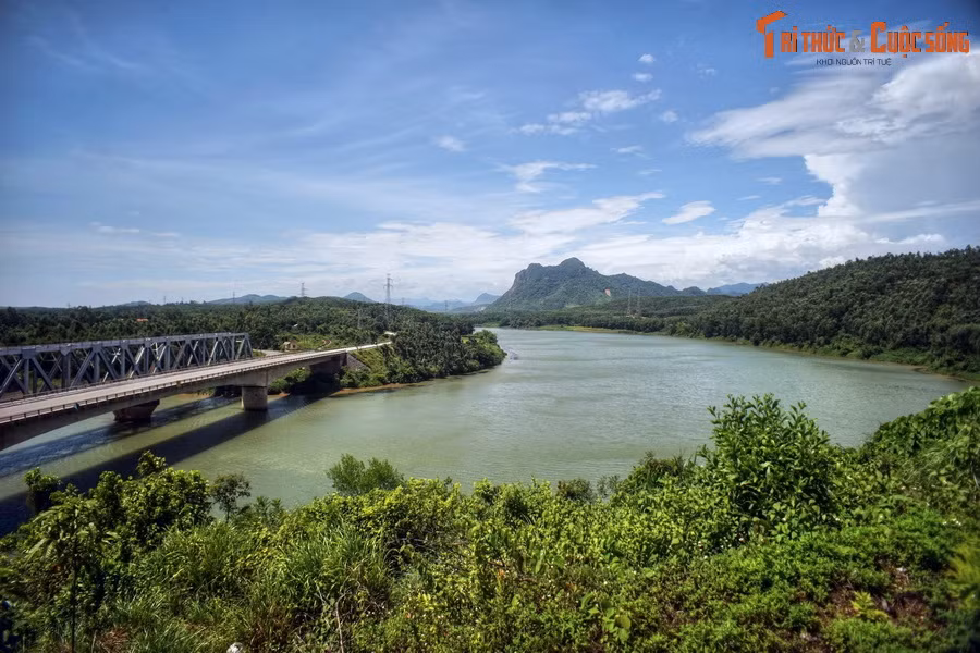 Nổi tiếng là tọa độ lửa, bến phà Long Đại là điểm vượt sông trọng yếu nhất trên đường Trường Sơn, nơi in dấu nhiều chiến công của dân tộc.