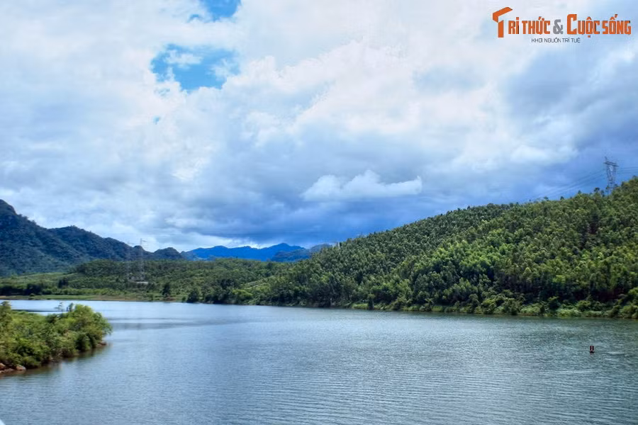 Nằm ở địa phận huyện Quảng Ninh của tỉnh Quảng Bình, sông Long Đại là một dòng sông có cảnh quan đẹp, đồng thời là chứng tích hào hùng về cuộc kháng chiến chống Mỹ của dân tộc Việt Nam.