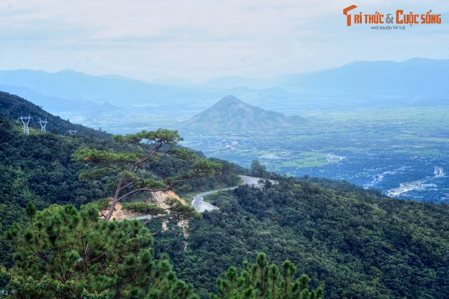 Cảnh sắc thiên nhiên "ngoạn mục" nhìn từ đèo Ngoạn Mục, địa phận huyện Ninh Sơn, tỉnh Ninh Thuận.