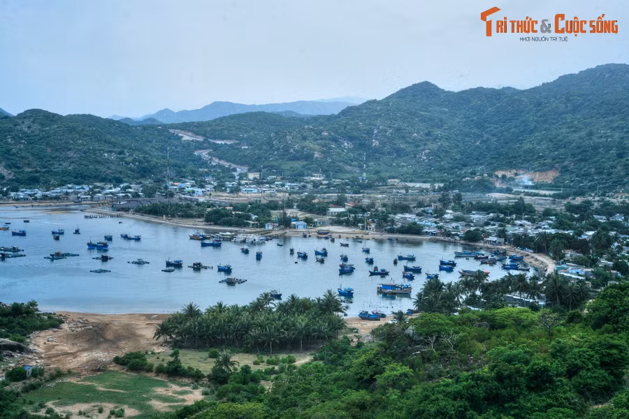 Cảnh quan hấp dẫn của vịnh Vĩnh Hy - một vịnh biển nhỏ được mệnh danh là một trong bốn vịnh đẹp nhất Việt Nam, nằm ở địa phận Huyện Ninh Hải.