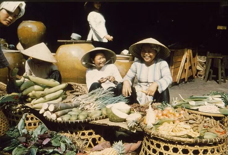 Hai cô bán rau ở chợ An Đông.