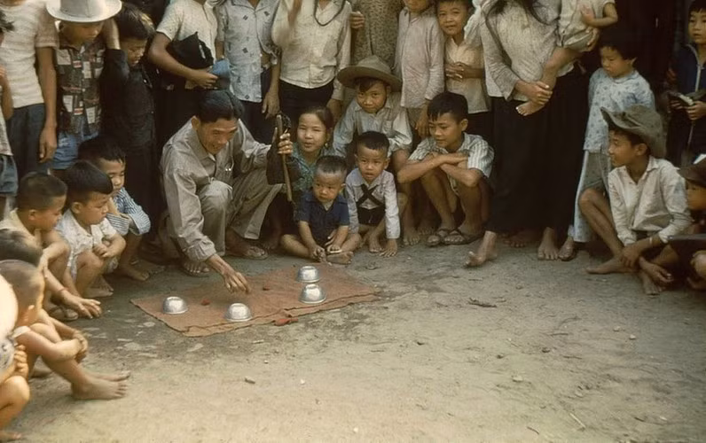 Trò ảo thuật của gánh thuốc Sơn Đông mãi võ.