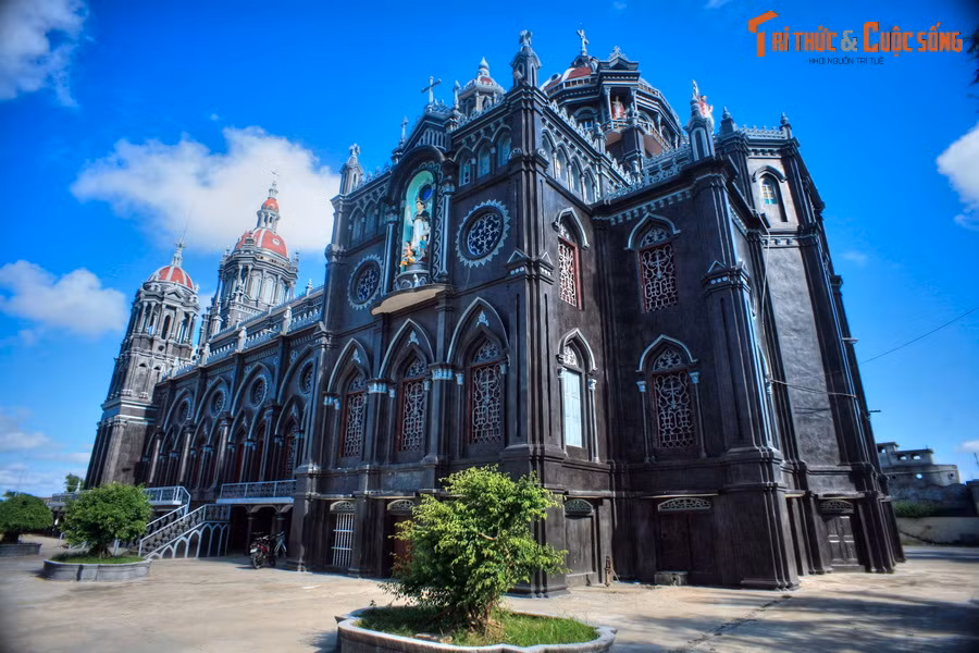 Vì công trình được xây trên đất bồi nên các giáo dân đã phải vét lớp bùn sâu đến 3 mét, đóng 15.000 cột tre ổn định trước khi đổ bê tông làm nền xây nhà thờ.
