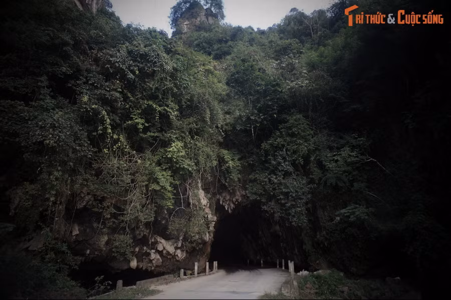 Thời xưa không mấy ai dám đi qua hang Ngườm Bang. Thay vì đi qua hang người ta làm một con đường nhỏ trên núi để đi, và thường phải đi cùng nhiều người chứ không đi một mình.