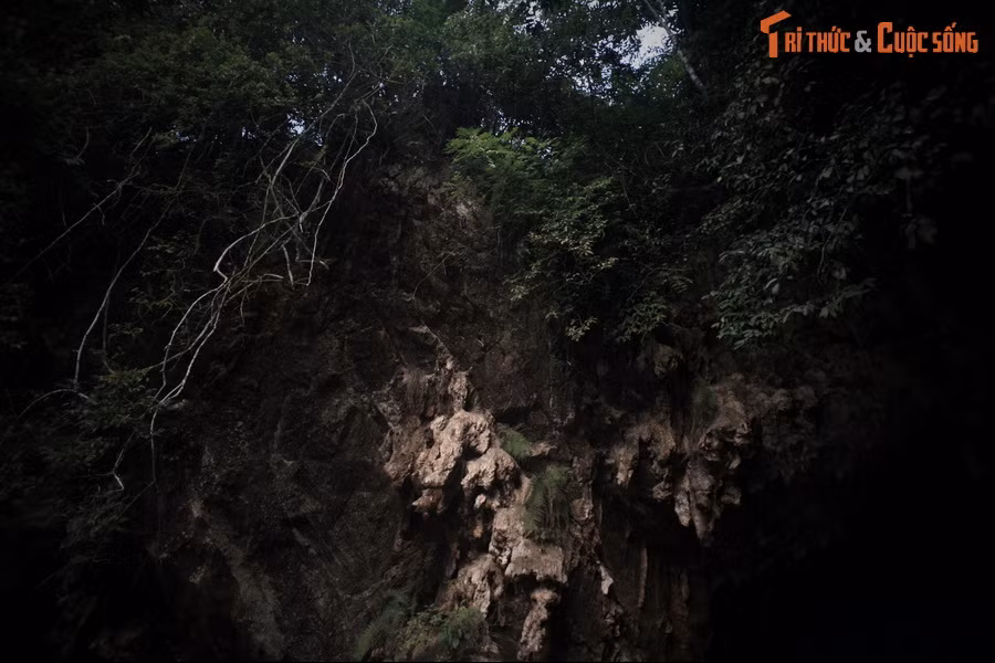 Mỗi lần qua ngọn núi trên hang, người dân sẽ bỏ mũ, xuống ngựa thể hiện sự tôn trọng đối với "tua ngưởc".