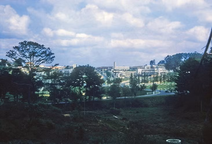 Từ nhà thờ Con Gà nhìn về khu Hòa Bình.