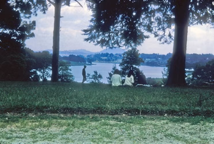 Hai nữ sinh thư giãn bên bờ hồ.