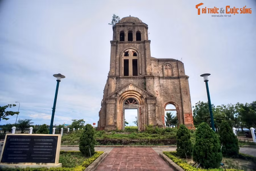 2. Trên đường Nguyễn Du ở trung tâm thành phố Đồng Hới, tỉnh Quảng Bình có một di tích lịch sử rất đặc biệt. Đó là phế tích của nhà thờ Tam Tòa – công trình từng được coi là một trong những nhà thờ đẹp nhất ở Việt Nam thời thuộc địa.
