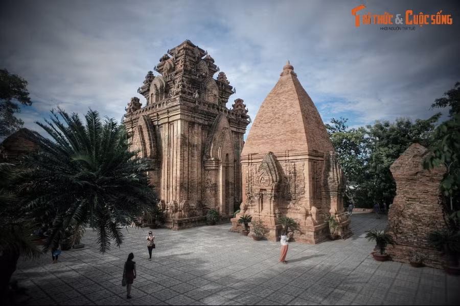 Theo truyền thuyết Champa, nữ thần Po Nagar có tên gọi đầy đủ là Po Ina Nagar hoặc Yang Pô Nagara. Bà có xuất thân rất huyền bí khi được tạo nên bởi áng mây trời và bọt biển. Với quyền năng của một người mẹ tối cao, bà đã tạo dựng nên Trái Đất, sản sinh gỗ quý, cây cối và lúa gạo.