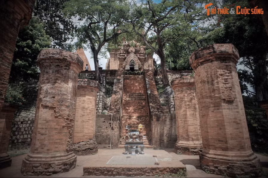 Đó là Po Nagar Dara - vị nữ thần cai quản Kauthara (Nha Trang), Po Rarai Anaih cai quản Panduranga (Phan Rang) và Po Bia Tikuk cai quản Manthit (Phan Thiết).