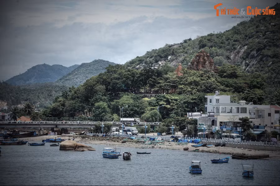 Nằm trên đỉnh đồi Cù Lao ở cửa sông Cái tại thành phố Nha Trang, tháp Po Nagar là một trong những khu đền tháp Chăm đẹp nhất còn được gìn giữ ở Việt Nam. Công trình này gắn liền với tục thờ Po Nagar, một vị nữ thần trong tín ngưỡng cổ xưa của người Chăm.