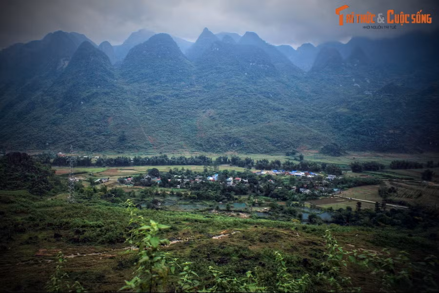 Phải lòng chàng nên Hoa Đào tìm cách ở lại vùng đất có cảnh quan hữu tình này. Họ nên vợ nên chồng, sống một cuộc sống bình dị và sinh được một bé trai kháu khỉnh.