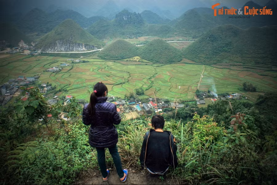 Không thể chống lại lệnh cha, Hoa Đào phải chấp nhận quay về trời. Nhưng thương con thơ thiếu bầu sữa mẹ, nàng đã bỏ lại bầu ngực căng tròn của mình dưới hạ giới cho con bú.