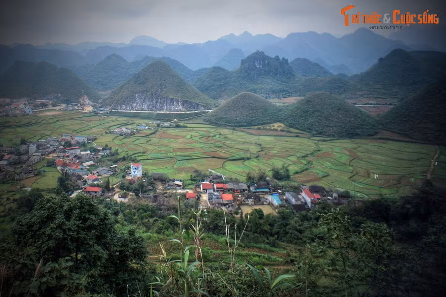 Đôi nhũ hoa tuôn ra dòng sữa bất tận, nuôi con ngày càng khôn lớn, sau này đã biến thành hai quả núi dáng hình như bầu vú mẹ.