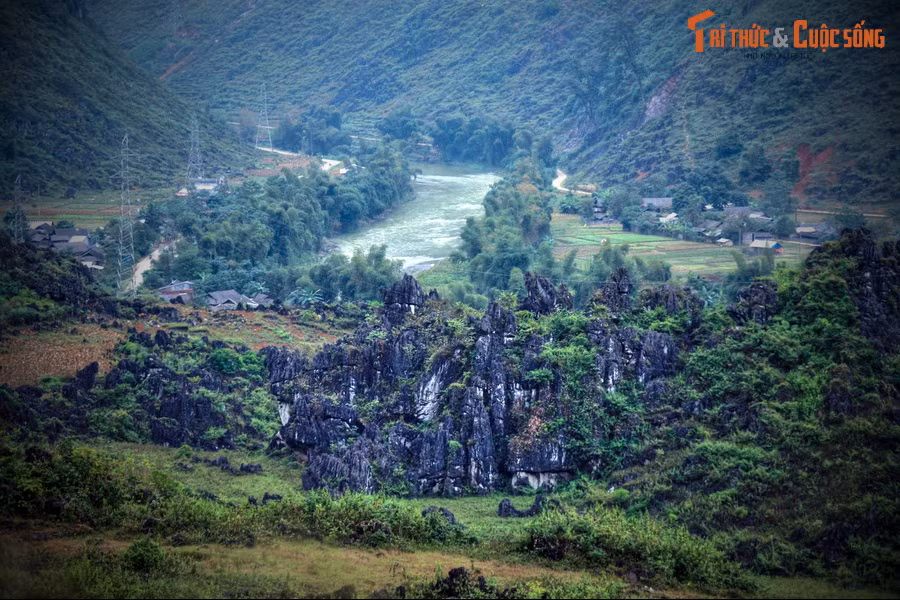 Tương truyền, nước mắt khóc thương chồng con của nàng tiên đã biến thành dòng sông Miện xanh ngắt, trôi trên cao nguyên đá tai mèo, ôm lấy cả rẻo đất phía sau cổng trời Quản Bạ...