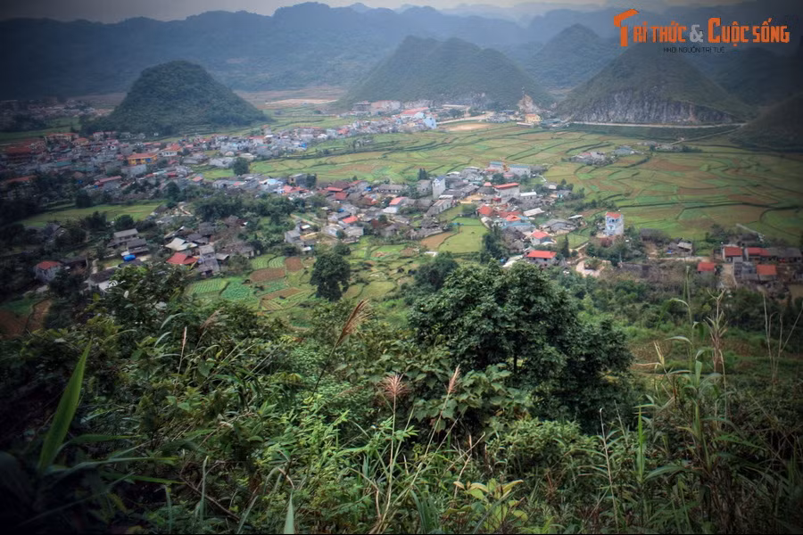 Trong lúc ấy, Ngọc Hoàng phát hiện ra chuyện Hoa Đào bỏ trốn xuống trần gian nên đã vô cùng giận dữ. Ngài đã sai thuộc hạ đi bắt con gái của mình về.