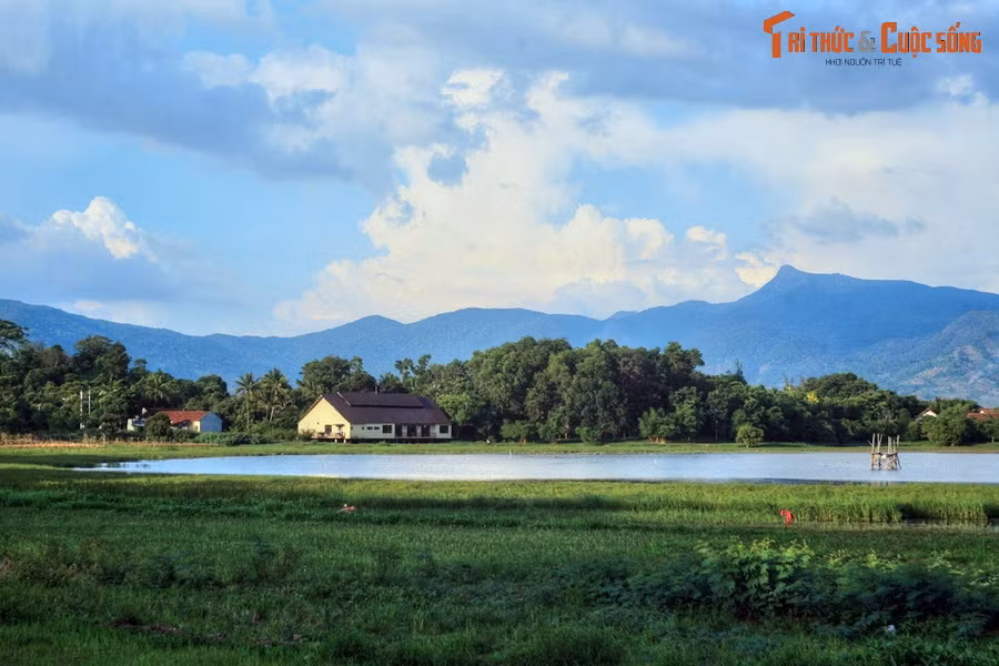 Ngày nay, cơ sở hạ tầng du lịch quanh hồ đã được đầu tư phát triển để đáp ứng nhu cầu tham quan, lưu trú của du khách trong và ngoài nước.
