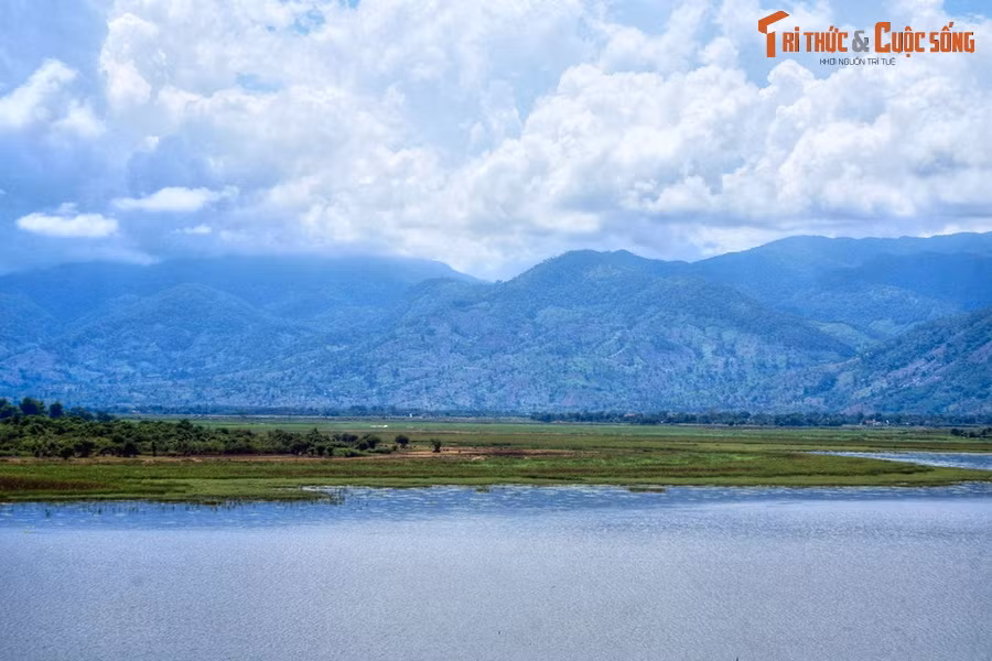 1. Nằm bên thị trấn Liên Sơn, thuộc huyện Lắk, tỉnh Đắk Lắk, hồ Lắk là một trong những thắng cảnh nổi tiếng bậc nhất của Tây Nguyên.
