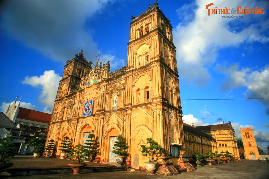 10. Nhà thờ Chính tòa Bùi Chu (huyện Xuân Trường, tỉnh Nam Định), là một trong những nhà thờ cổ có kiến trúc đẹp nhất Việt Nam. Công trình được xây từ năm 1884-1885 theo phong cách kiến trúc Baroque độc đáo. Từ năm 2020, nhà thờ được hạ giải để xây lại theo kiến trúc cũ.