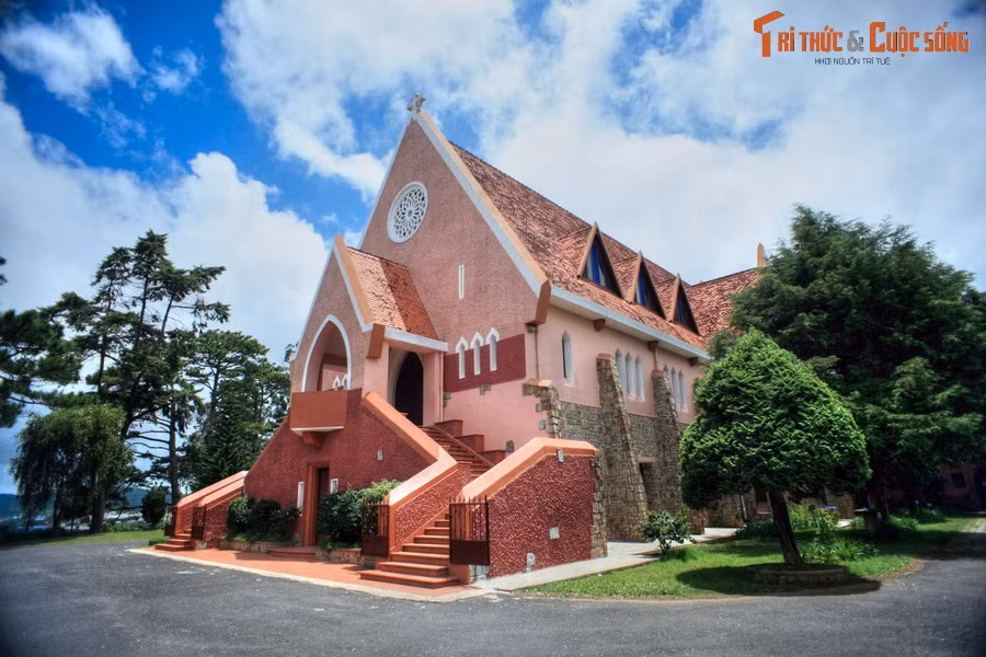 4. Nhà thờ Domaine De Marie hay nhà thờ Mai Anh (phường 6, TP Đà Lạt), hình thành từ năm 1930, có kiến trúc như hiện tại từ năm 1943. Nhà thờ nổi tiếng này được biết đến với bố cục kiến trúc có nhiều điểm cách tân độc đáo cùng nước sơn màu hồng tươi tắn.