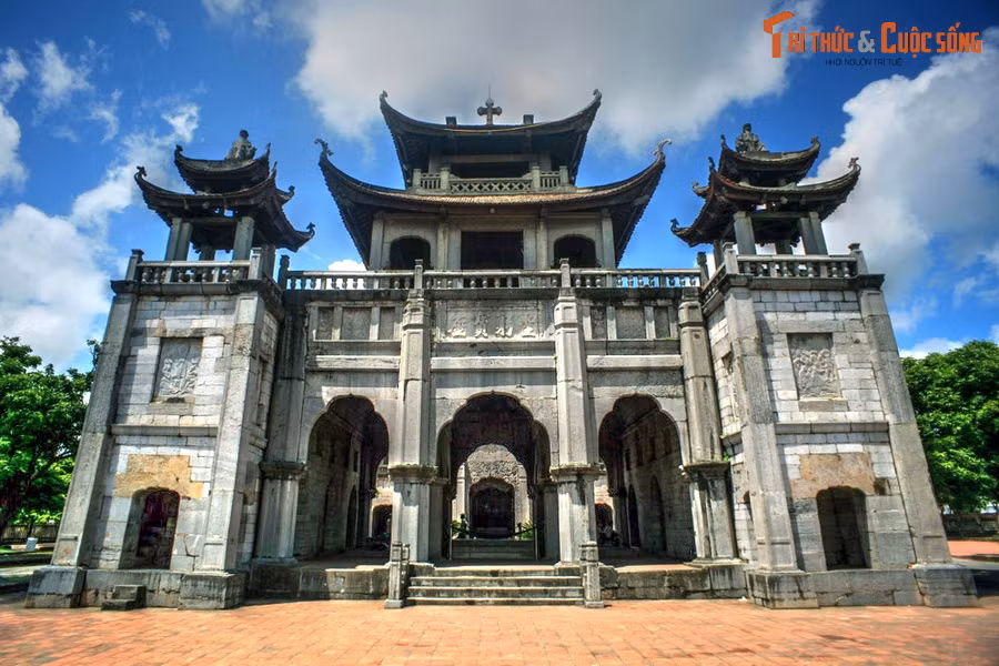 1. Nhà thờ đá Phát Diệm (thị trấn Phát Diệm, huyện Kim Sơn, tỉnh Ninh Bình) được xây dựng từ năm 1875-1898, là nhà thờ cổ có kiến trúc độc đáo bậc nhất Việt Nam. Công trình gồm một nhà thờ lớn và năm nhà thờ nhỏ được xây bằng đá và gỗ, mang nhiều đường nét của các đền chùa Việt.