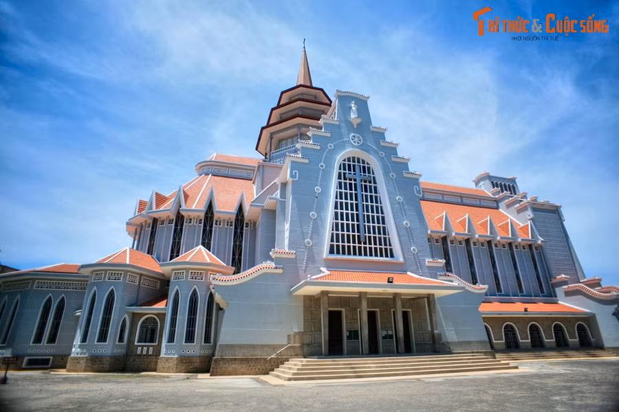 3. Nhà thờ Dòng Chúa Cứu Thế (phường Phú Nhuận, thành phố Huế) là nhà thờ nổi tiếng bậc nhất Cố đô Huế. Công trình được xây dựng từ năm 1959-1962 theo thiết kế của kiến trúc sư Nguyễn Mỹ Lộc, mang lối kiến trúc mới lạ, chưa gặp ở bất cứ nhà thờ nào khác tại Việt Nam.