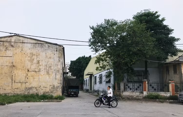 Phần lớn diện tích khu đất ngõ 122 Vĩnh Tuy được TP Hà Nội cho Tổng Công ty và các đơn vị trực thuộc thuê.