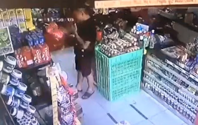 Lộ danh tính người bôi nước bọt lên hàng hóa ở siêu thị Đà Nẵng Lo danh tinh nguoi boi nuoc bot len hang hoa o sieu thi Da Nang