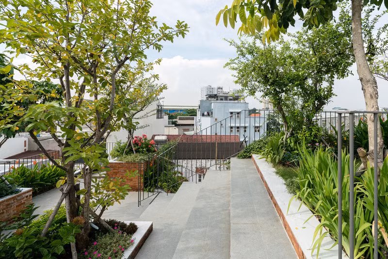Vườn trên sân thượng cũng có lan can để chia các khu vực trồng cây.