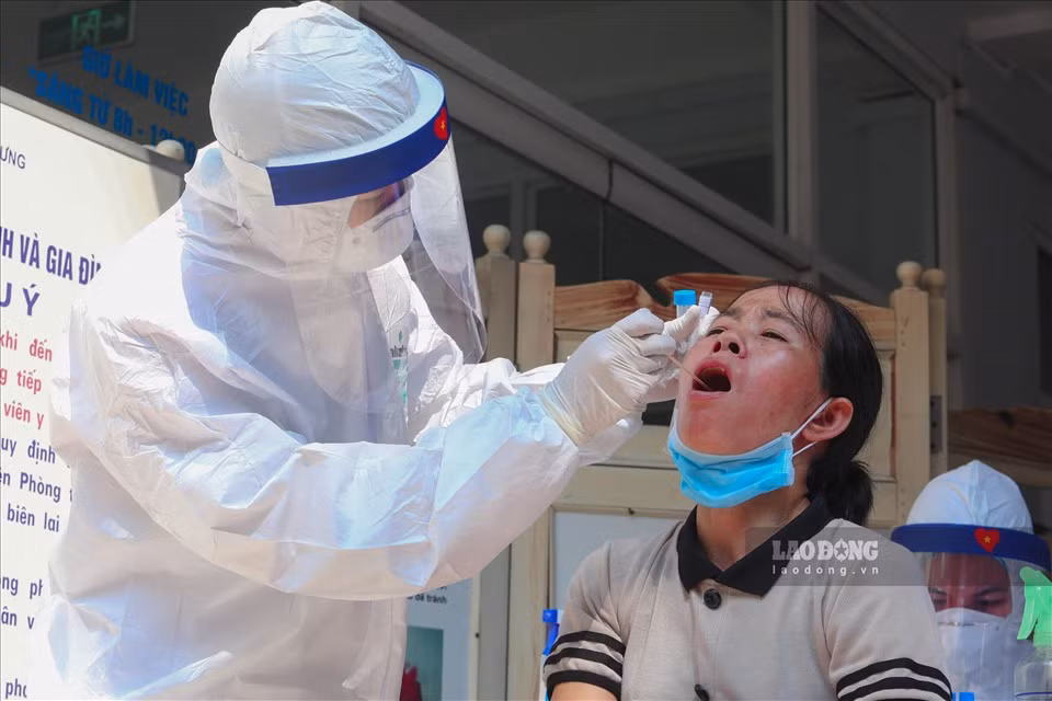 Đối với các trường hợp có kết quả dương tính sẽ được lấy mẫu ngoáy họng ngay lập tức để gửi lên CDC lấy kết quả. Nếu kết quả dương tính lập tức sẽ chuyển công dân về nơi cách ly tập trung.