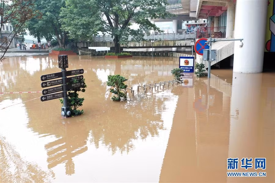 Nhiều khu vực của cổ trấn ngập chìm trong nước lũ đục ngầu.