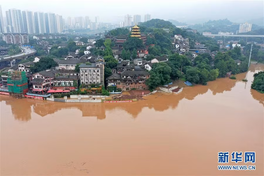 Nhiều địa phương khác nằm trong lưu vực sông tiếp tục chịu ảnh hưởng của lũ lụt khi mực nước các sông, hồ dâng cao. Trong ảnh là cổ trấn Từ Khí Khẩu tại thành phố Trùng Khánh hôm 18/7.
