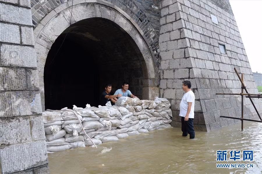 Người dân đắp bao cát bảo vệ thành cổ ở huyện Thọ thuộc An Huy hôm 18/7. Dự báo tỉnh này sẽ phải hứng thêm 2 trận mưa lớn trong những ngày tới.